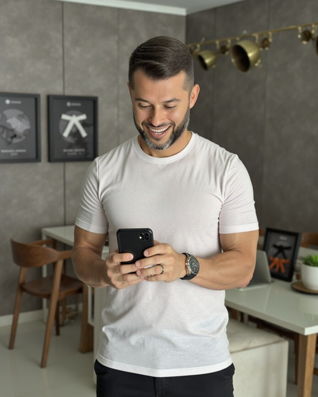 Gustavo Mattos usando o celular em seu escritório